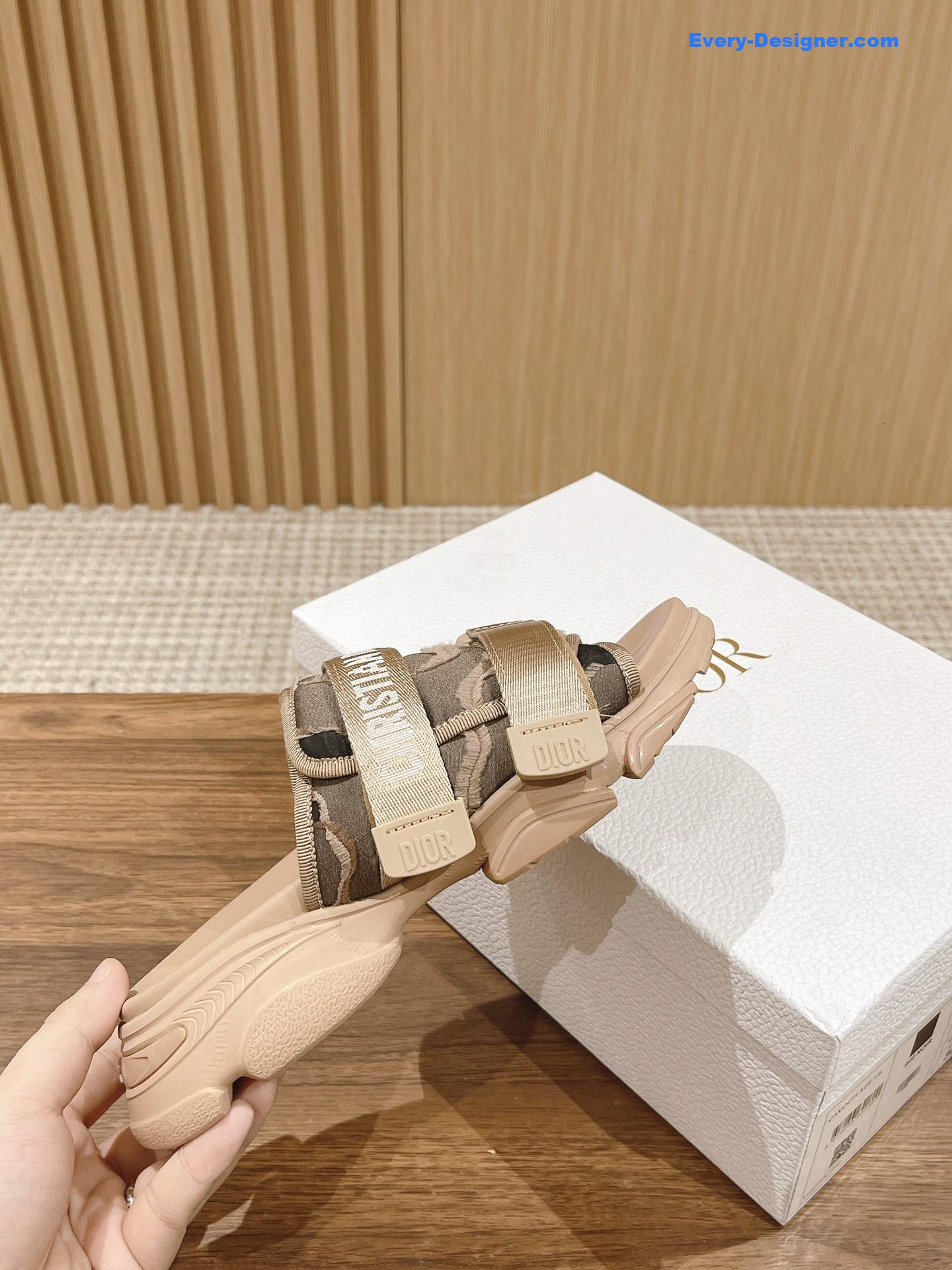 D10r spring and summer new thick-soled beach slippers