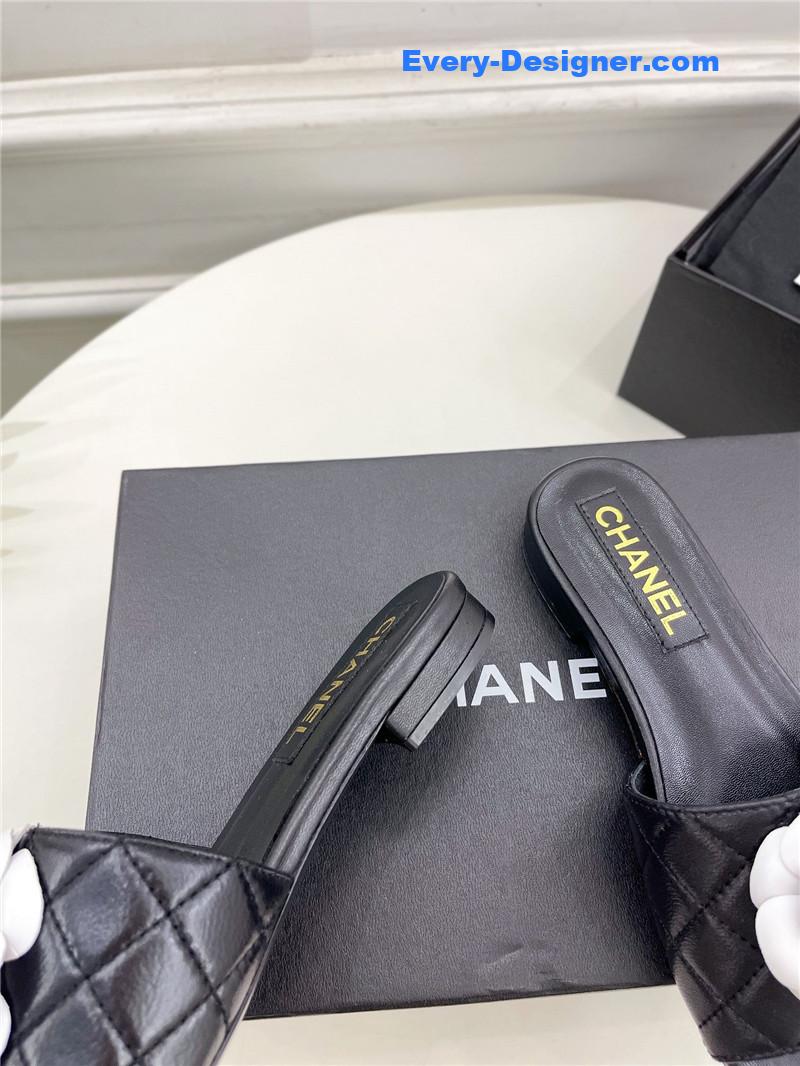 CC counter classic camellia slippers