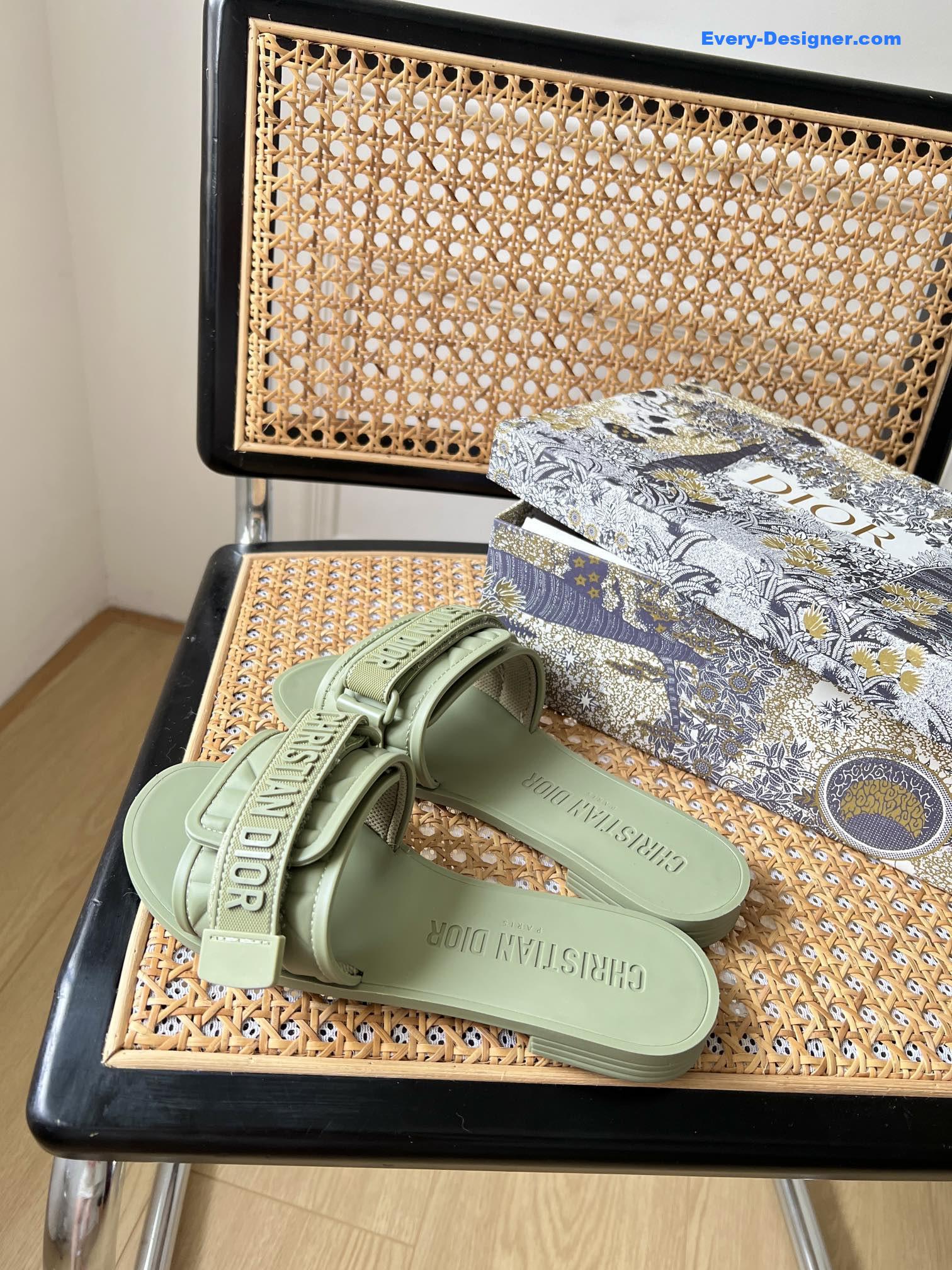 D10r velcro slippers