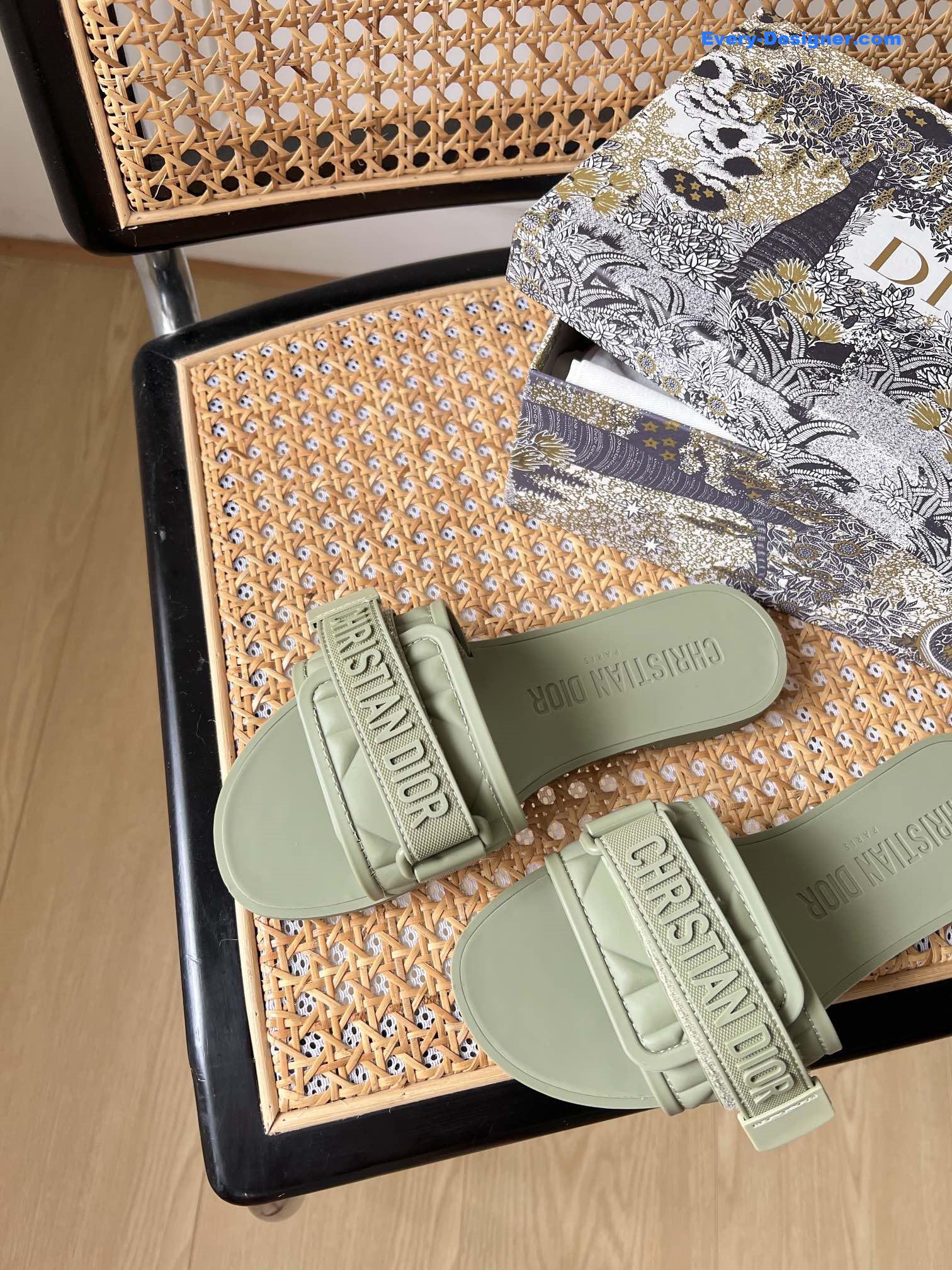 D10r velcro slippers