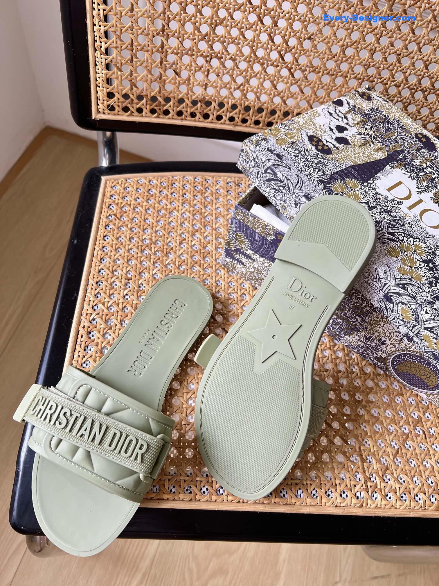 D10r velcro slippers