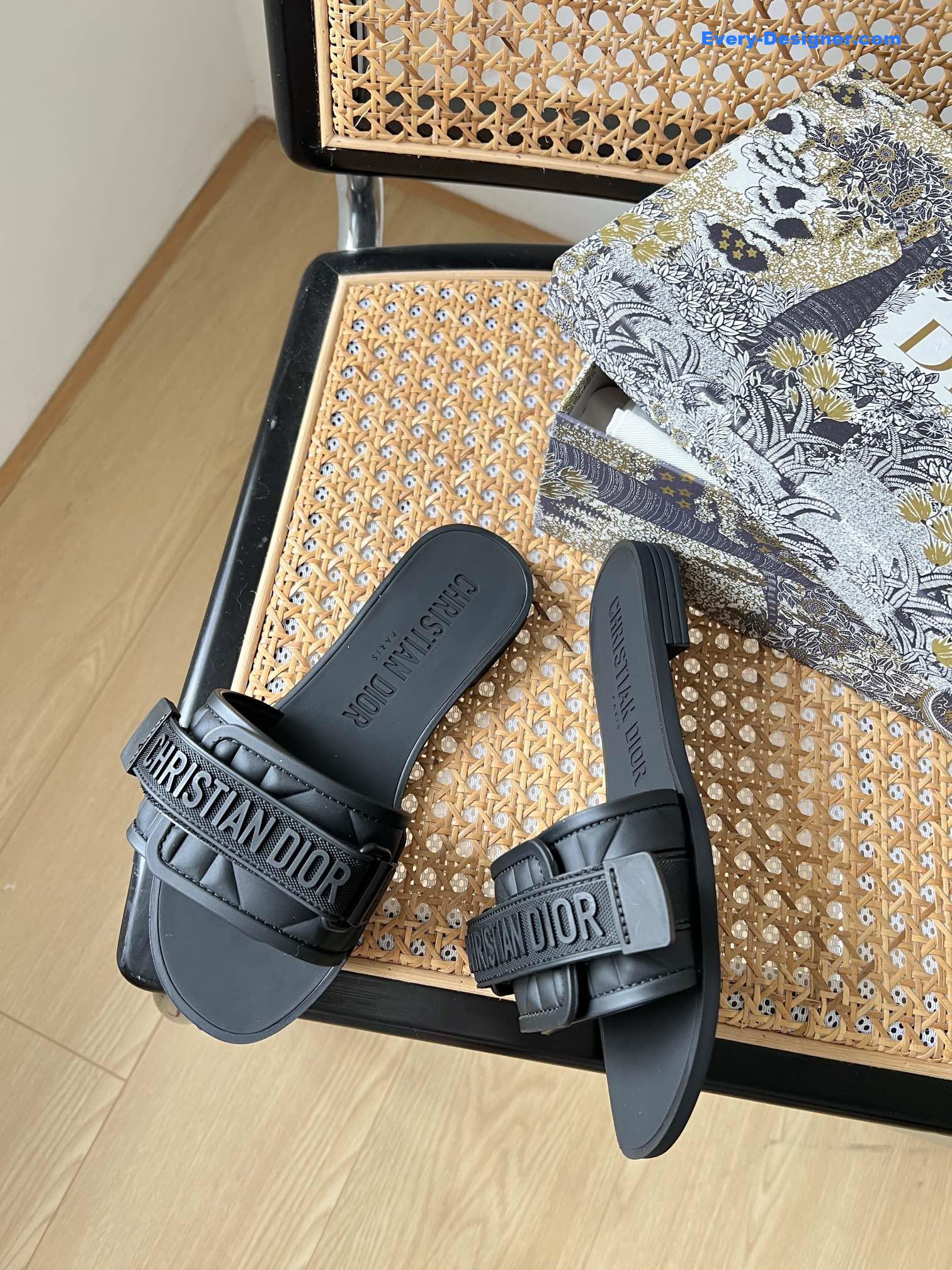 D10r velcro slippers