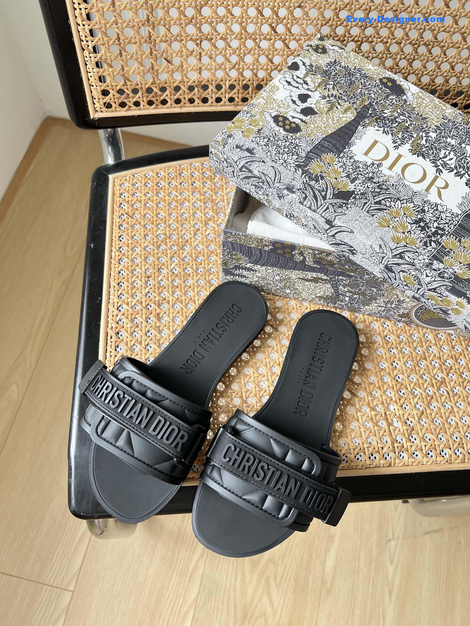 D10r velcro slippers