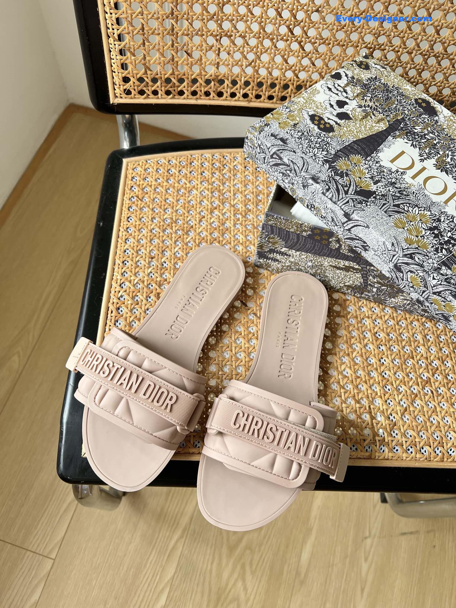 D10r velcro slippers