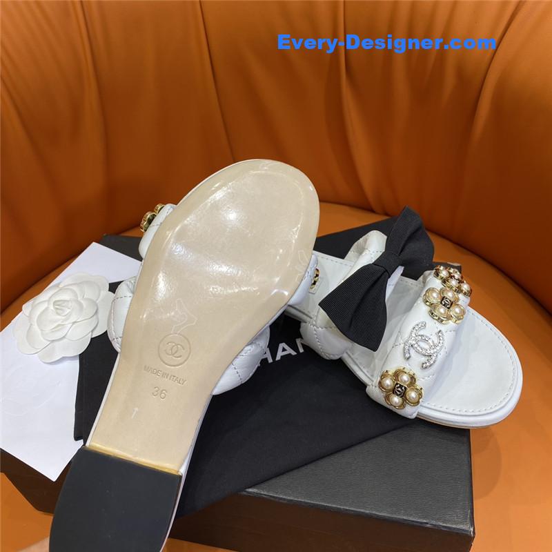 CC embroidered logo slippers