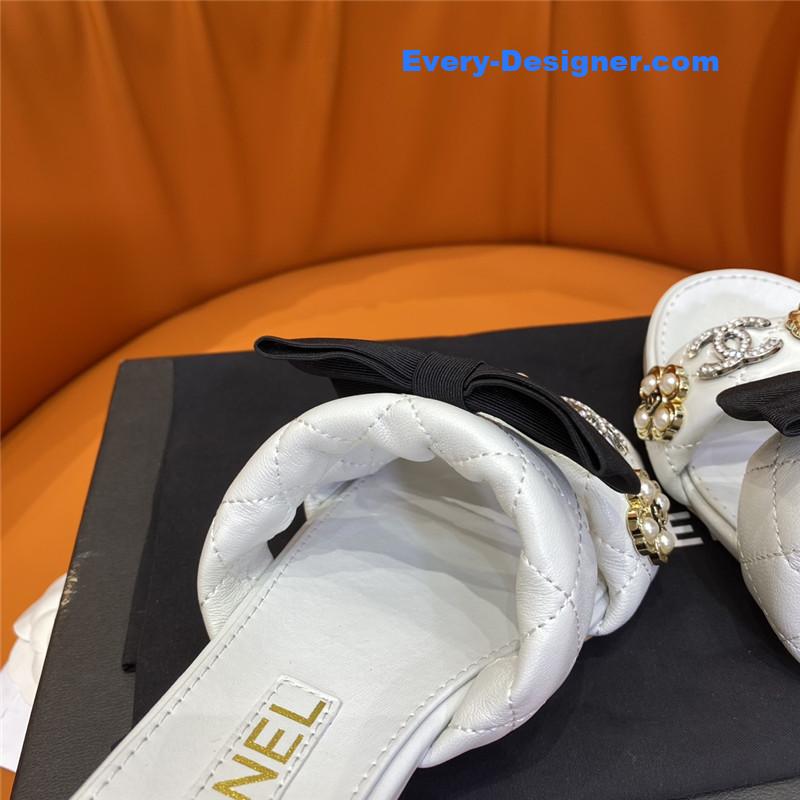 CC embroidered logo slippers