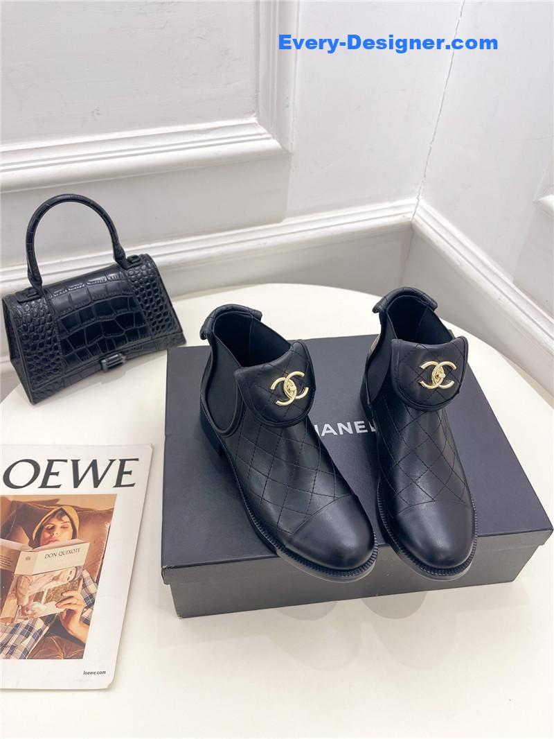 CC logo rhombus short boots