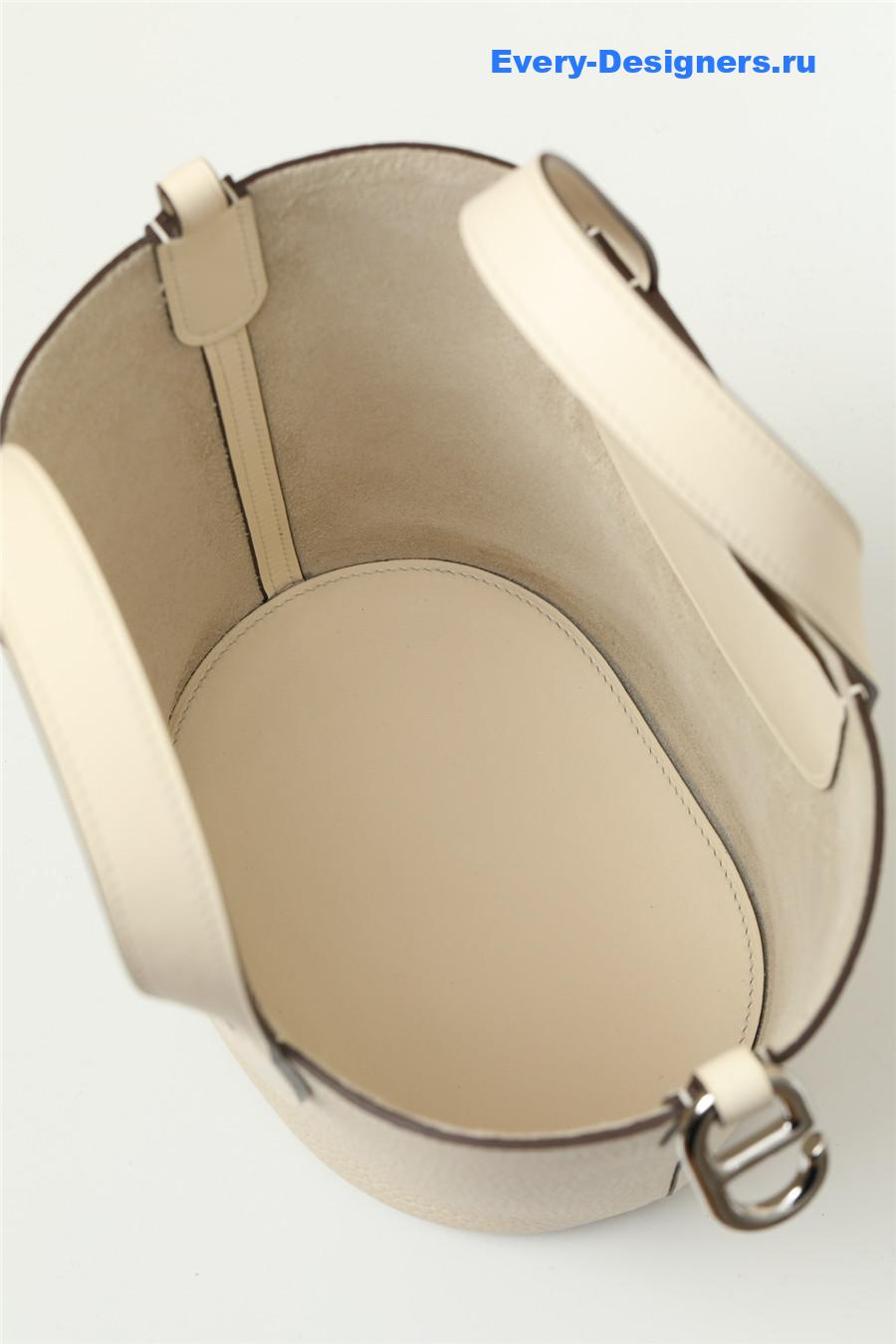 H**me5 in the loop 18 bag beige