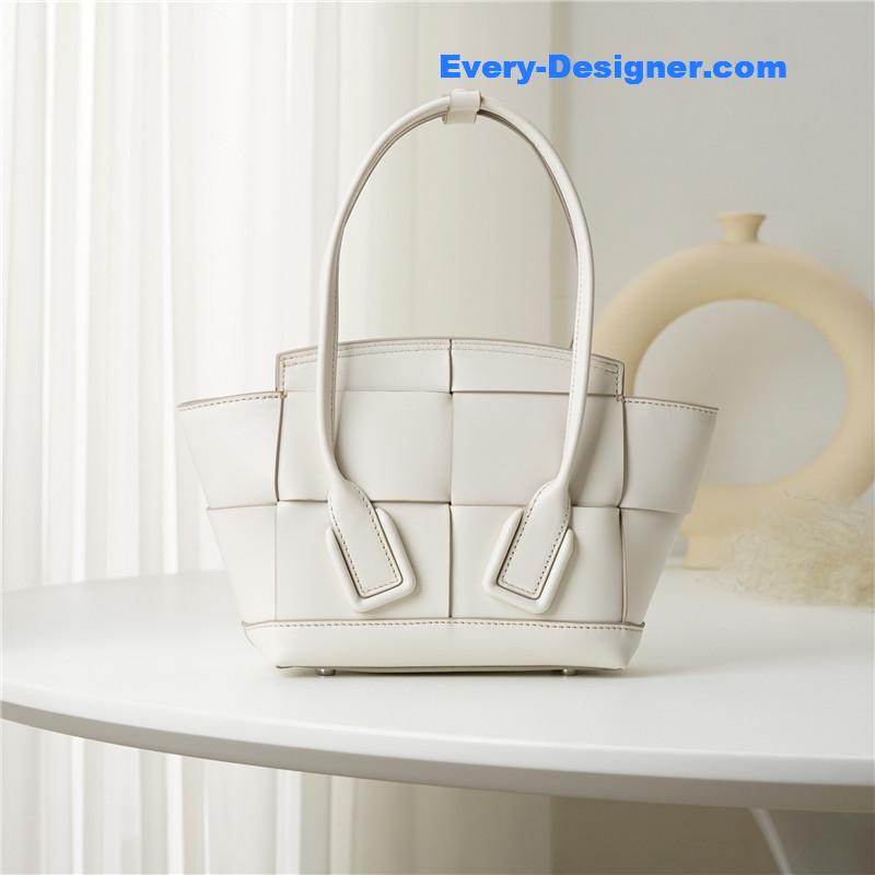 b0tt*ga Ven*ta arco mini leather tote