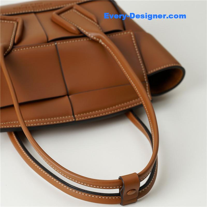 b0tt*ga Ven*ta arco mini leather tote