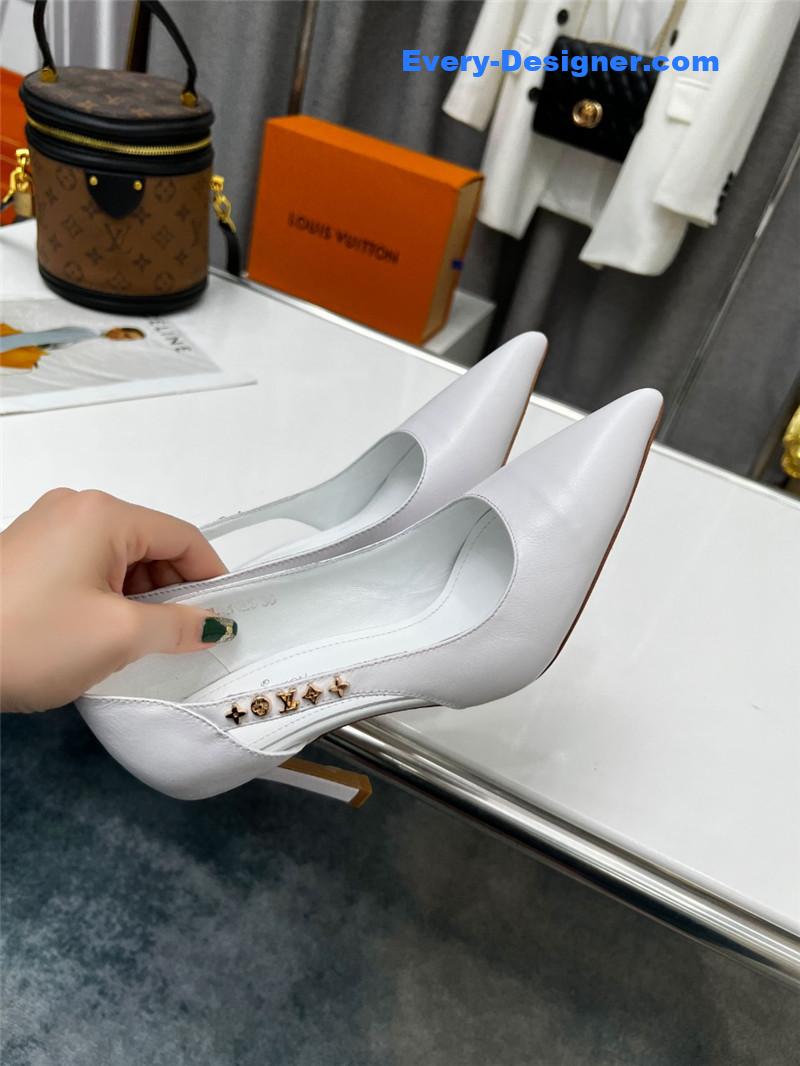 l0vis Vvtt0n lv metal buckle high heels