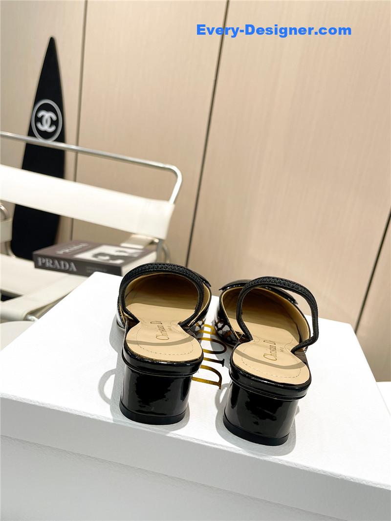 D10r hollow strappy sandals