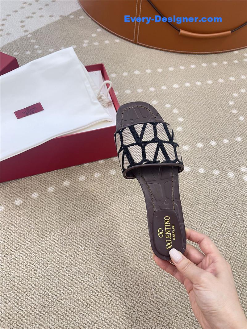 Va1e*ntin0 v buckle vlogo embroidery series flat slippers