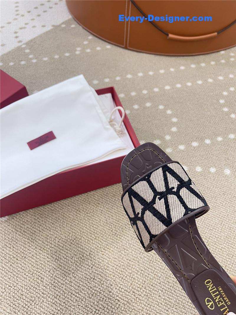 Va1e*ntin0 v buckle vlogo embroidery series flat slippers