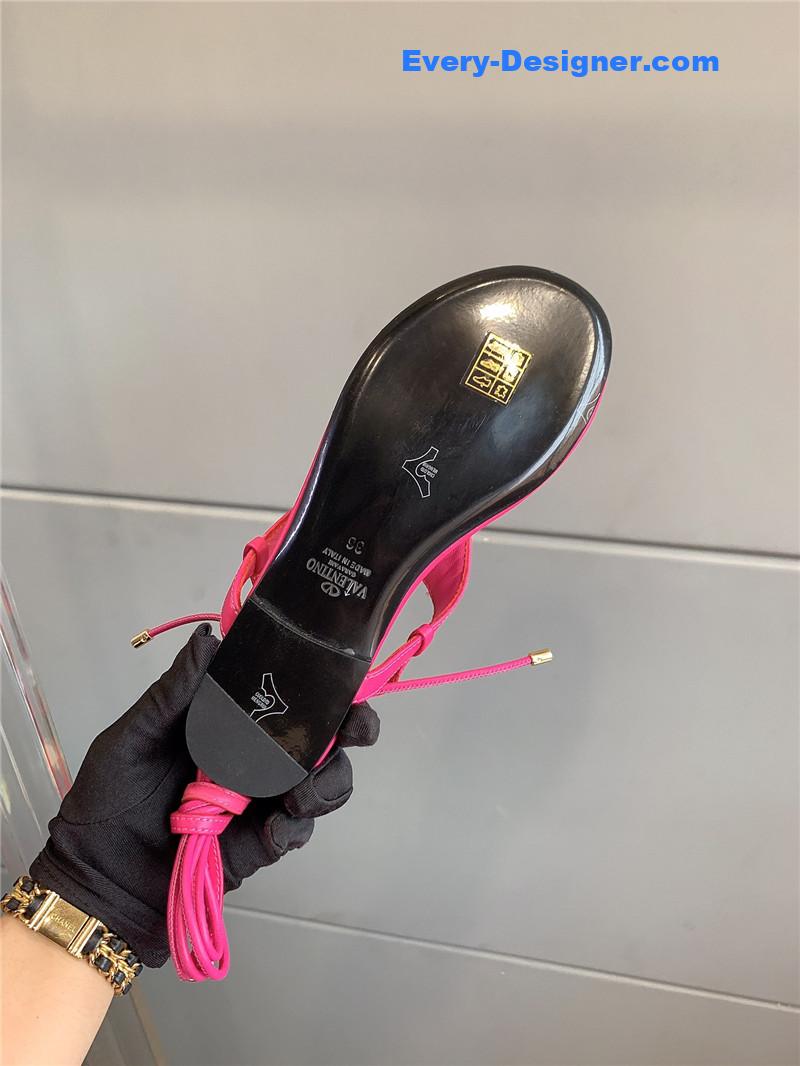 Va1e*ntin0 new strappy flat sandals