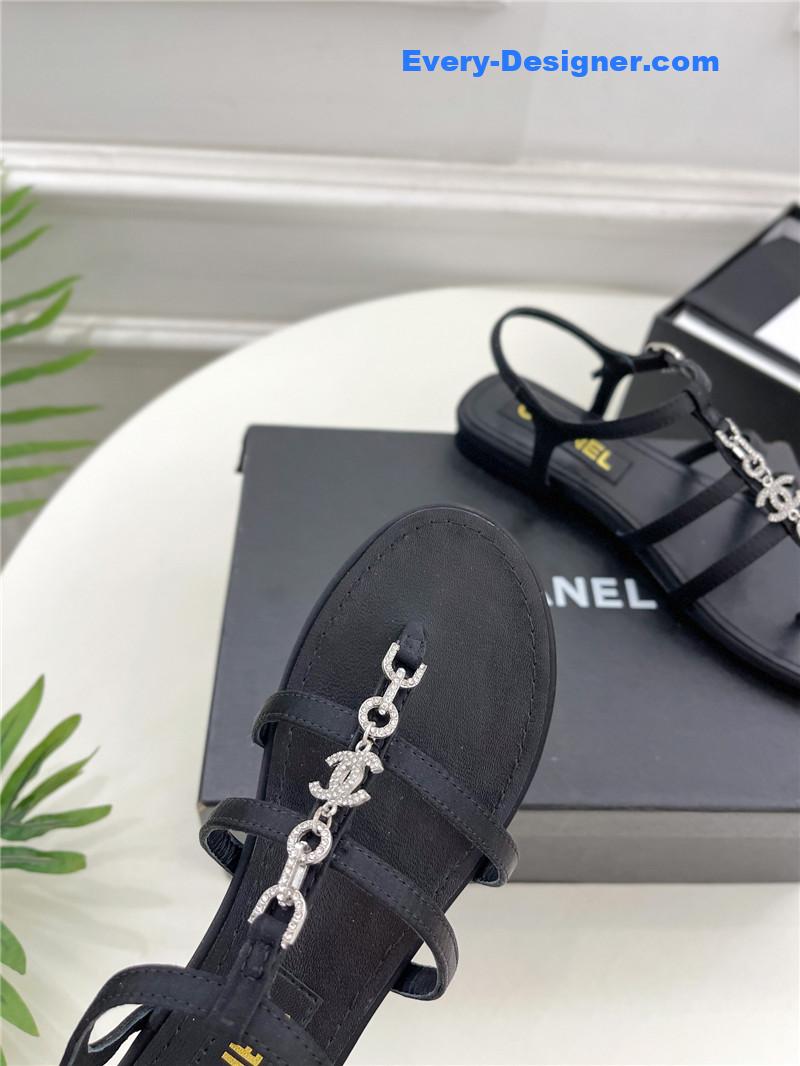 CC double C chain pinch sandals