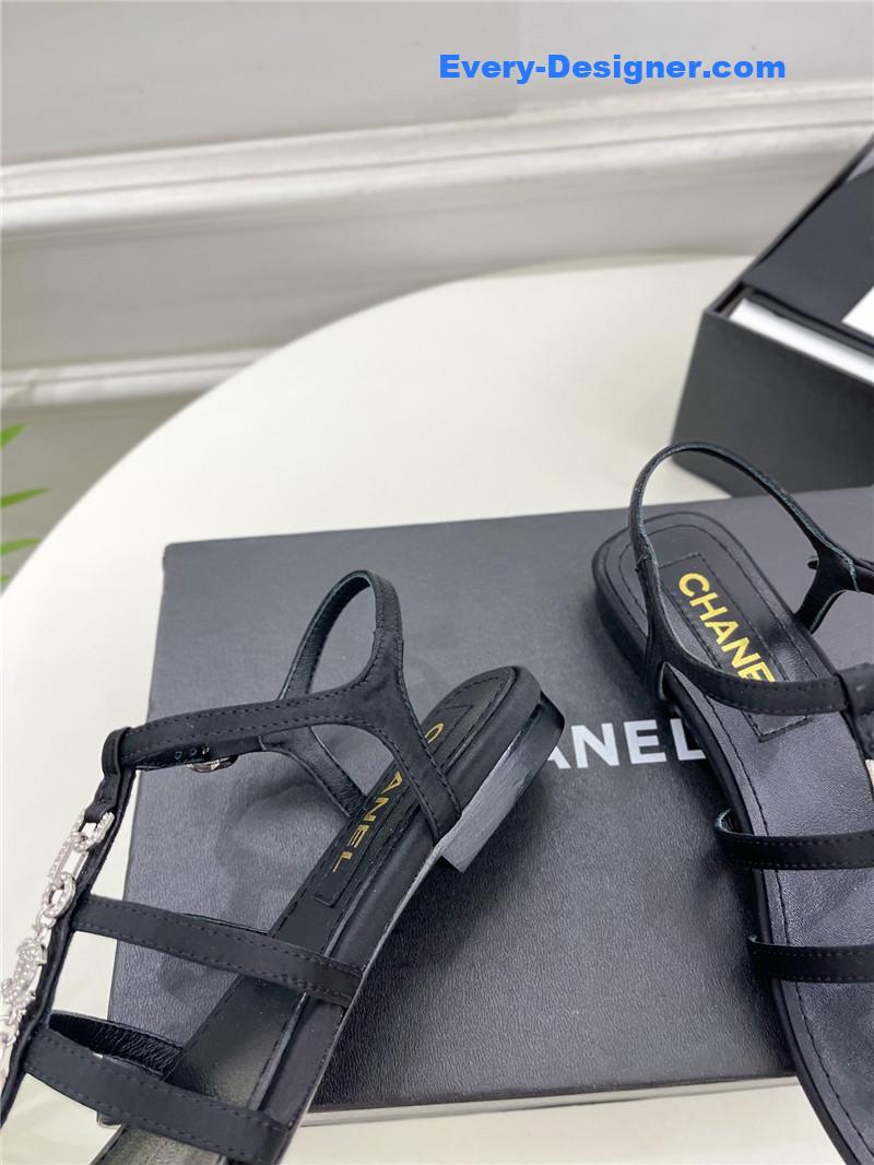 CC double C chain pinch sandals