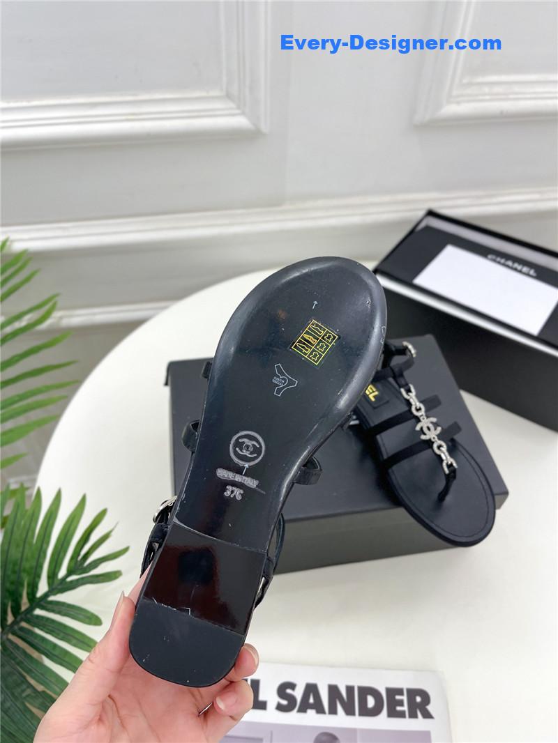 CC double C chain pinch sandals