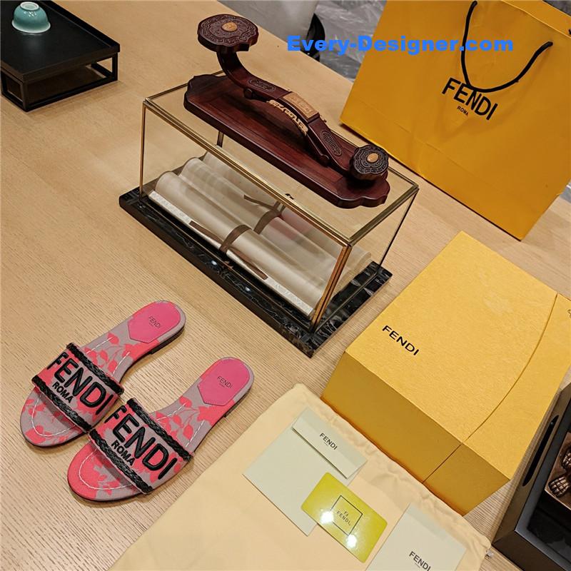 F**di embroidered “F**di” large english logo logo slippers