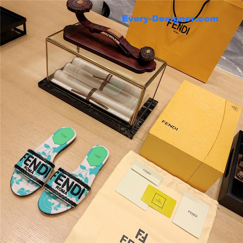 F**di embroidered “F**di” large english logo logo slippers