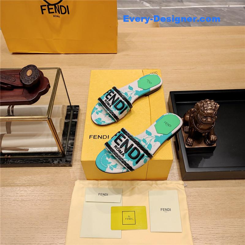 F**di embroidered “F**di” large english logo logo slippers