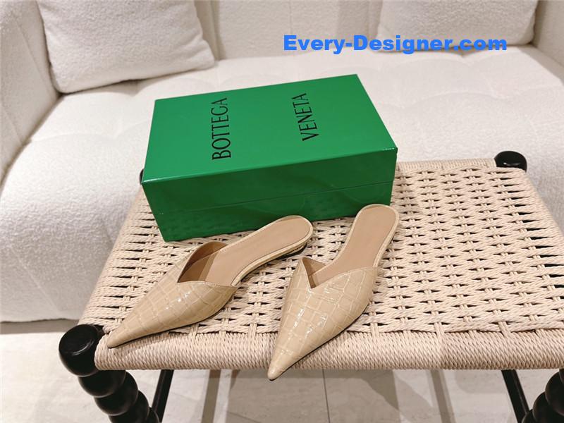 b0tt*ga Ven*ta v-collar pointy toe slides