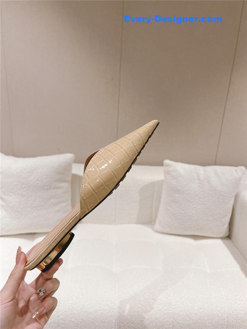 b0tt*ga Ven*ta v-collar pointy toe slides