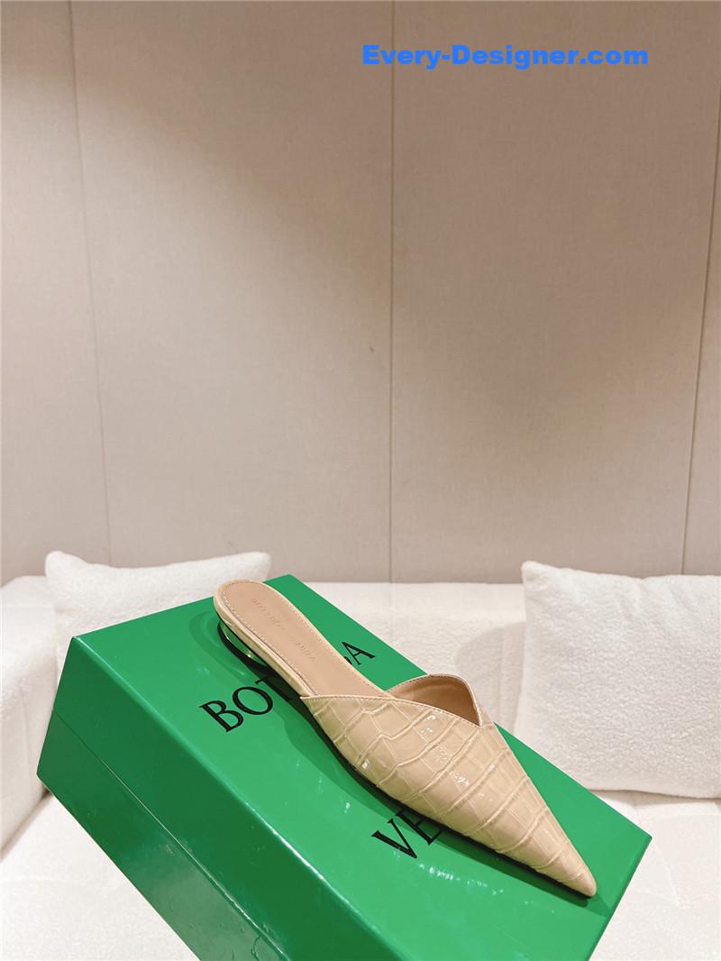 b0tt*ga Ven*ta v-collar pointy toe slides