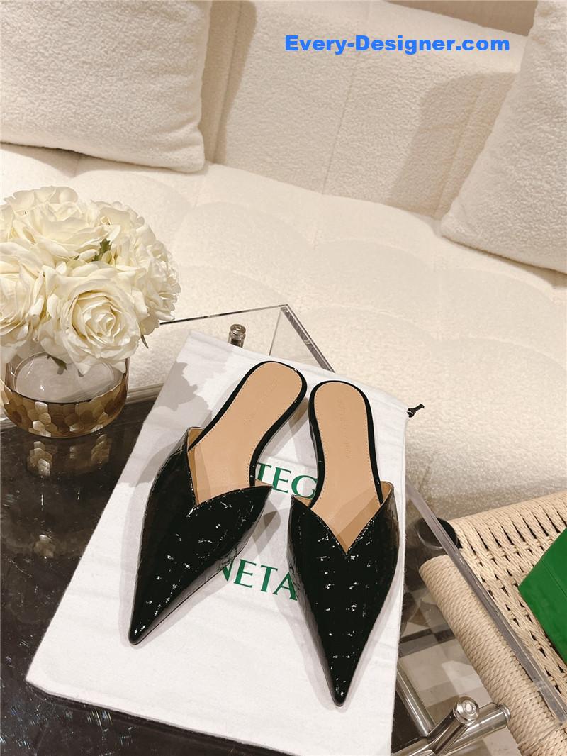 b0tt*ga Ven*ta v-collar pointy toe slides