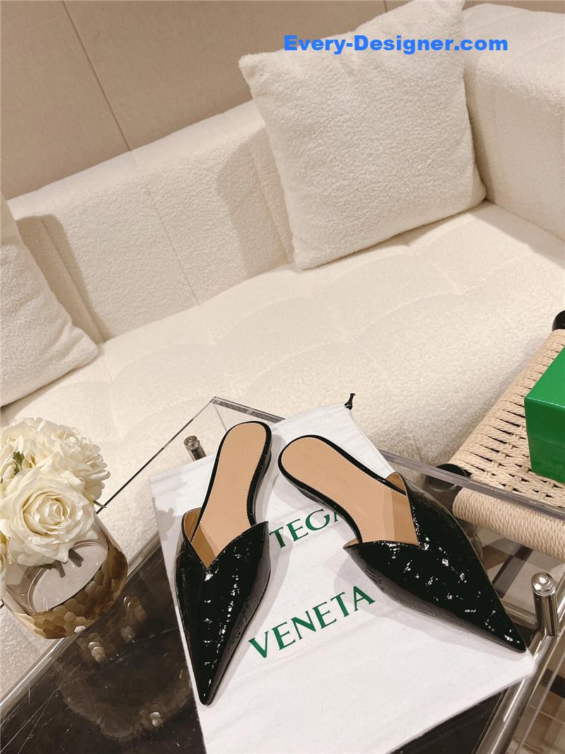 b0tt*ga Ven*ta v-collar pointy toe slides