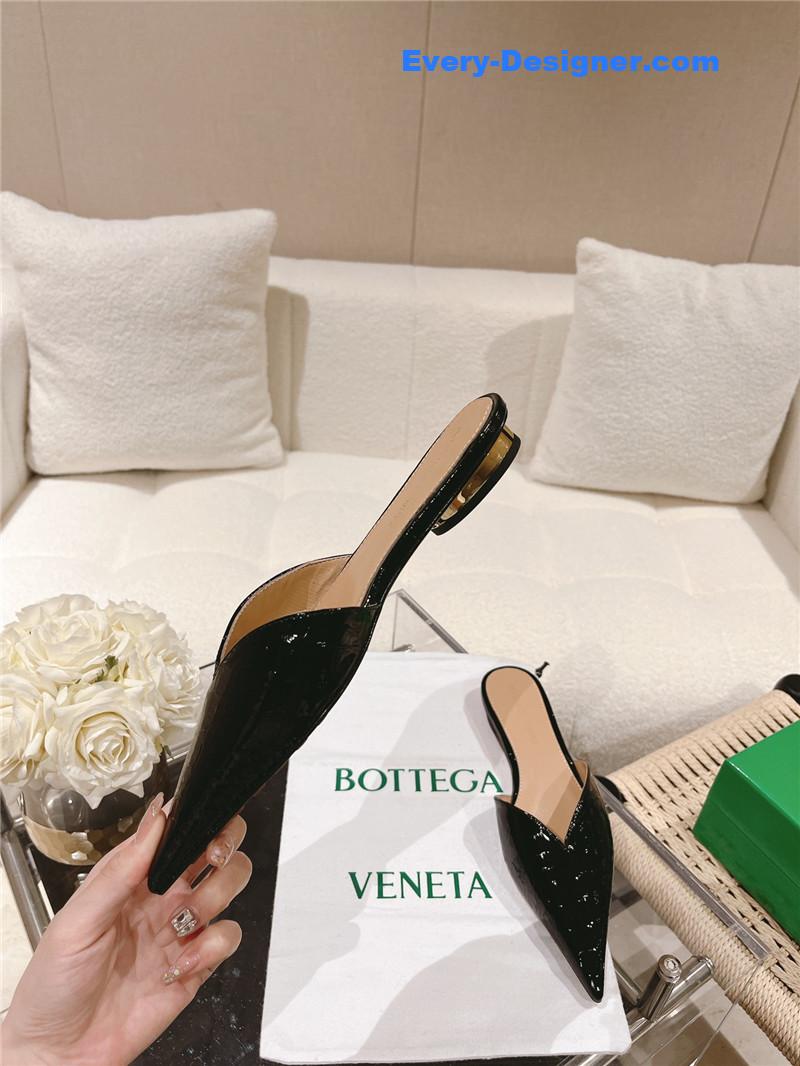 b0tt*ga Ven*ta v-collar pointy toe slides