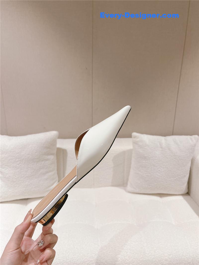 b0tt*ga Ven*ta v-collar pointy toe slides