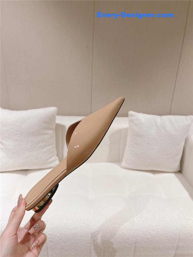 b0tt*ga Ven*ta v-collar pointy toe slides