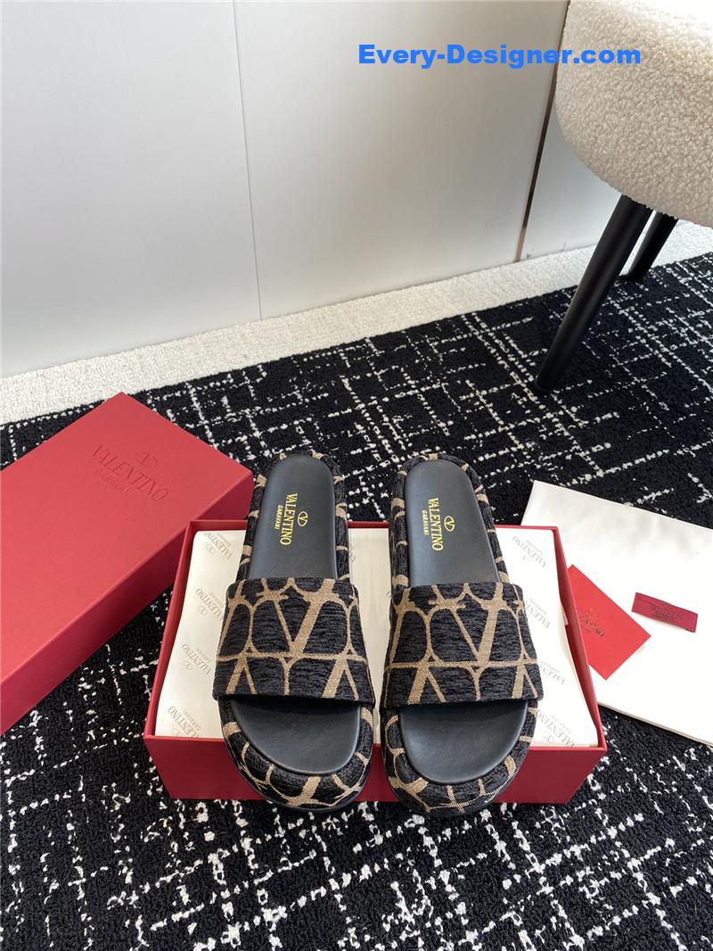 Va1e*ntin0 spring and summer new thick-soled sandals