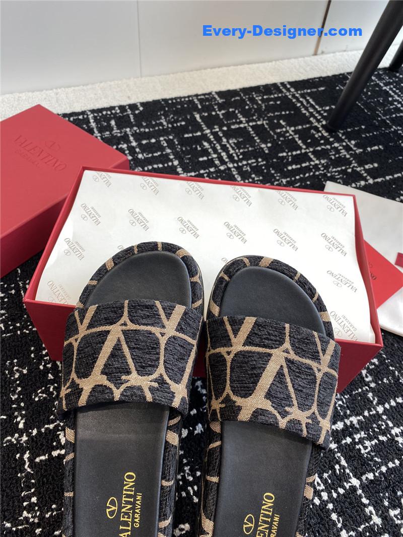 Va1e*ntin0 spring and summer new thick-soled sandals