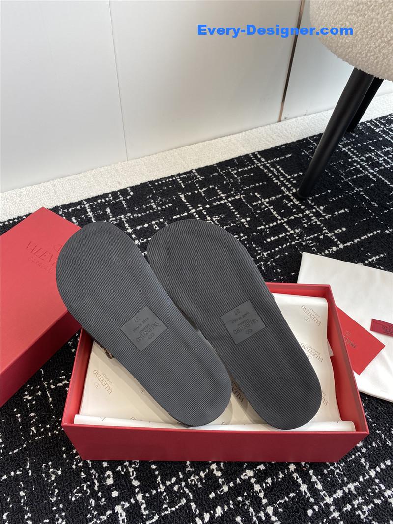 Va1e*ntin0 spring and summer new thick-soled sandals