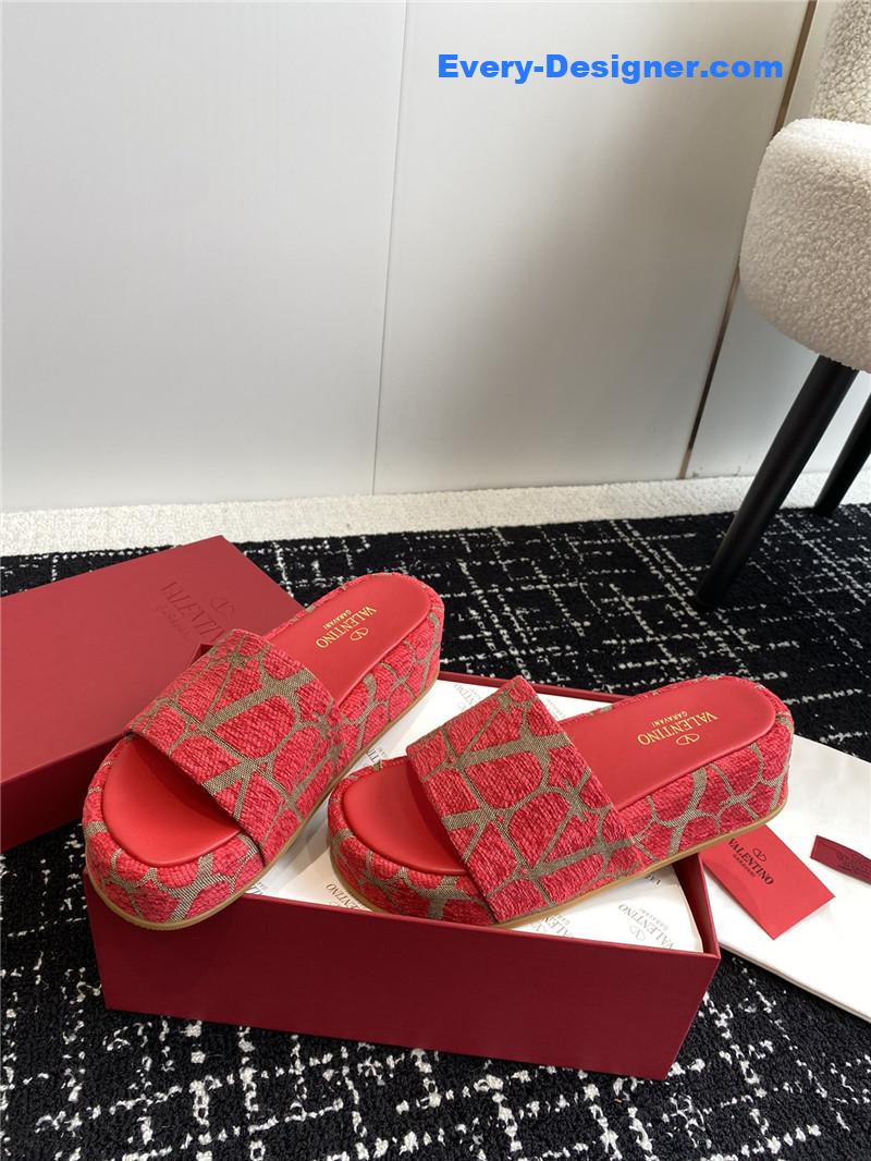 Va1e*ntin0 spring and summer new thick-soled sandals