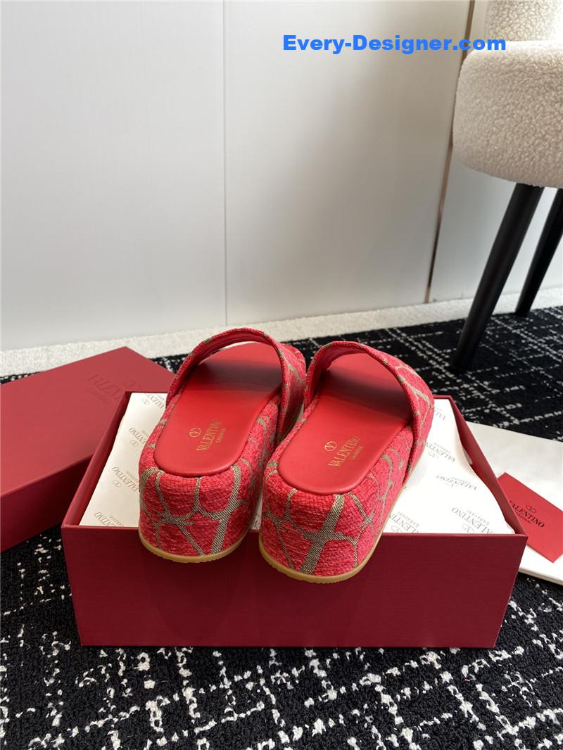 Va1e*ntin0 spring and summer new thick-soled sandals