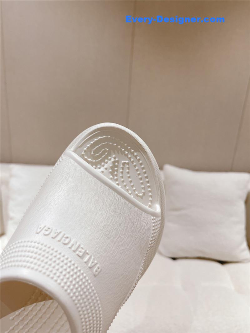 Ba1en*iaga explosive wedge platform sandals