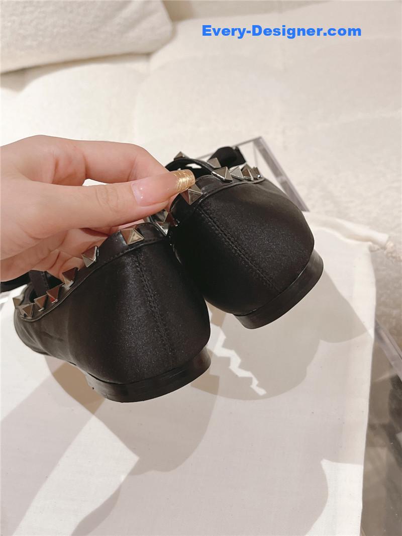 Va1e*ntin0 vintage craft pyramid big willow studded flats