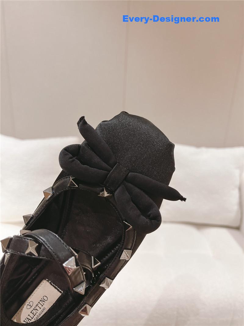 Va1e*ntin0 vintage craft pyramid big willow studded flats