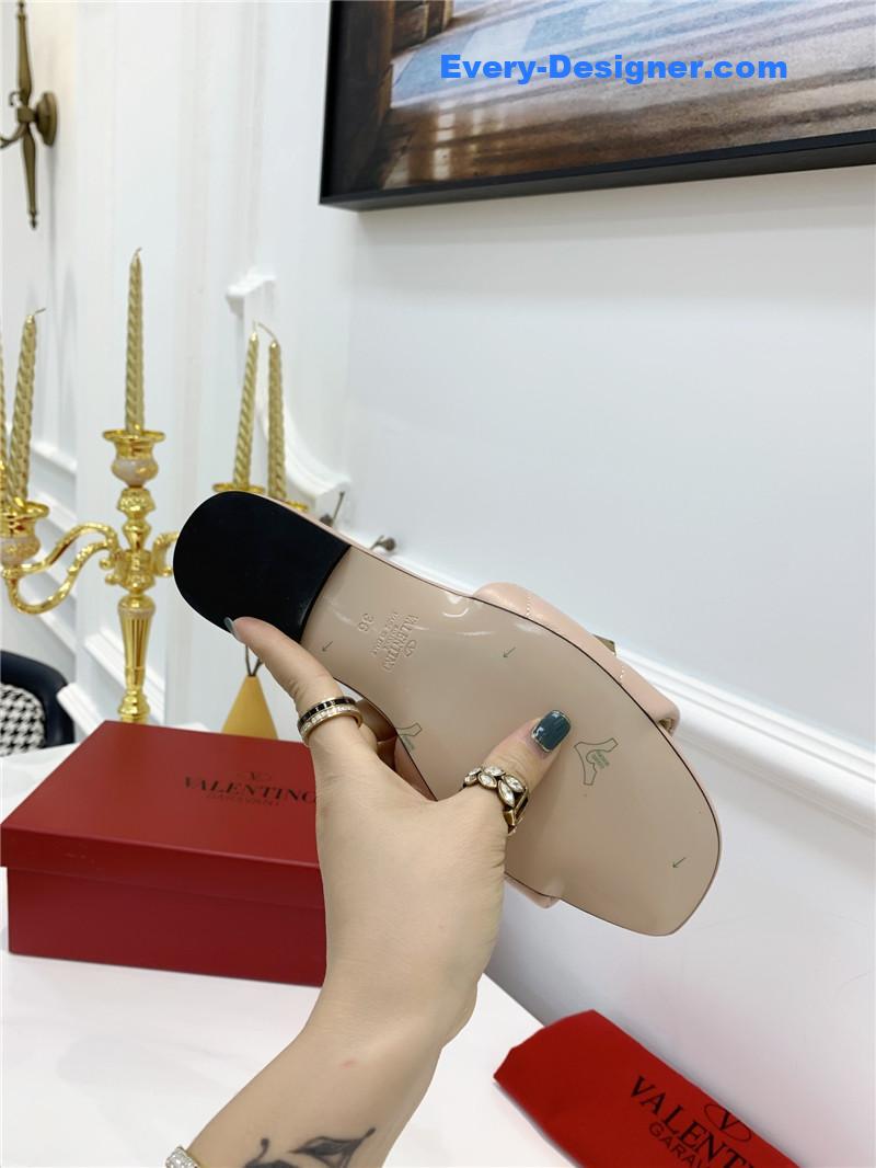 Va1e*ntin0 latest slippers