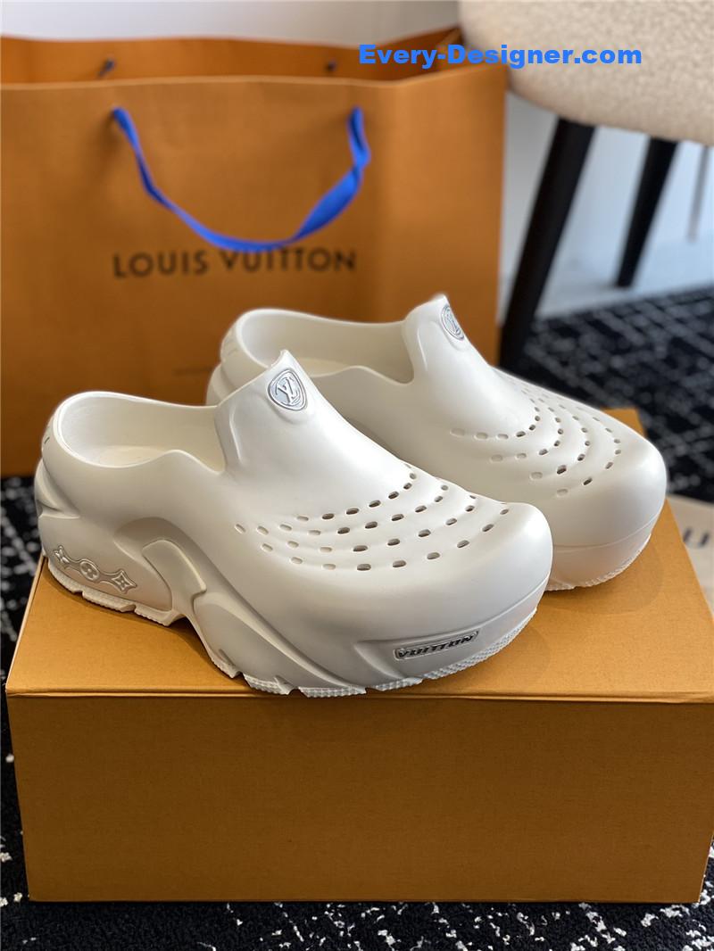 l0vis Vvtt0n lv new shark slippers