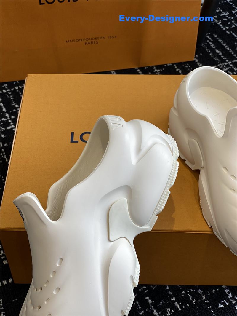 l0vis Vvtt0n lv new shark slippers