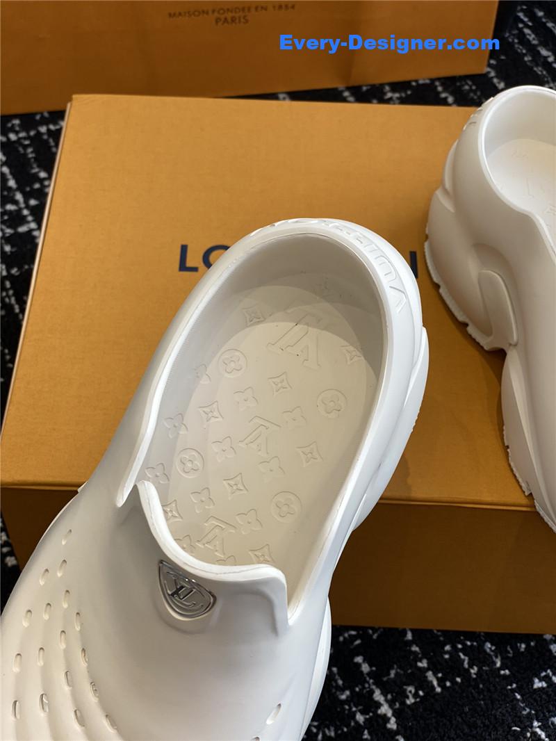 l0vis Vvtt0n lv new shark slippers