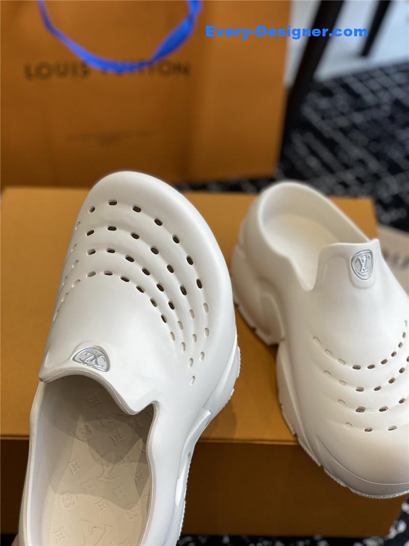 l0vis Vvtt0n lv new shark slippers