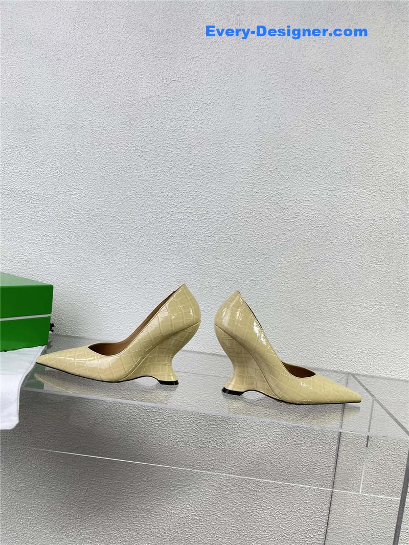 b0tt*ga Ven*ta puntas wedge pumps