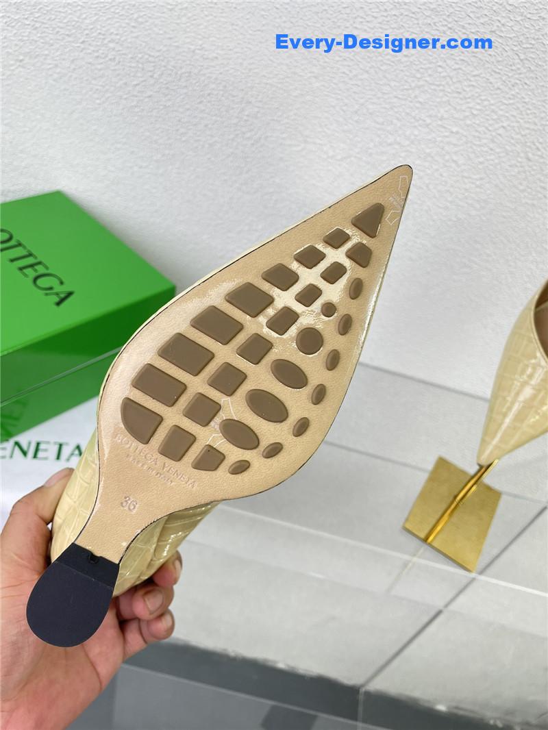 b0tt*ga Ven*ta puntas wedge pumps