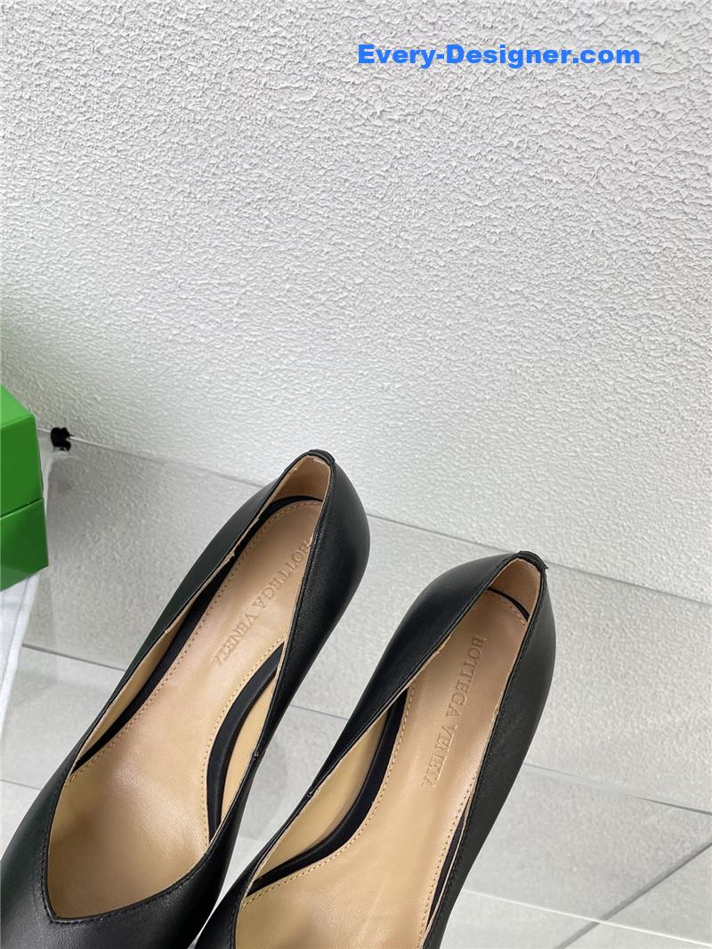 b0tt*ga Ven*ta puntas wedge pumps