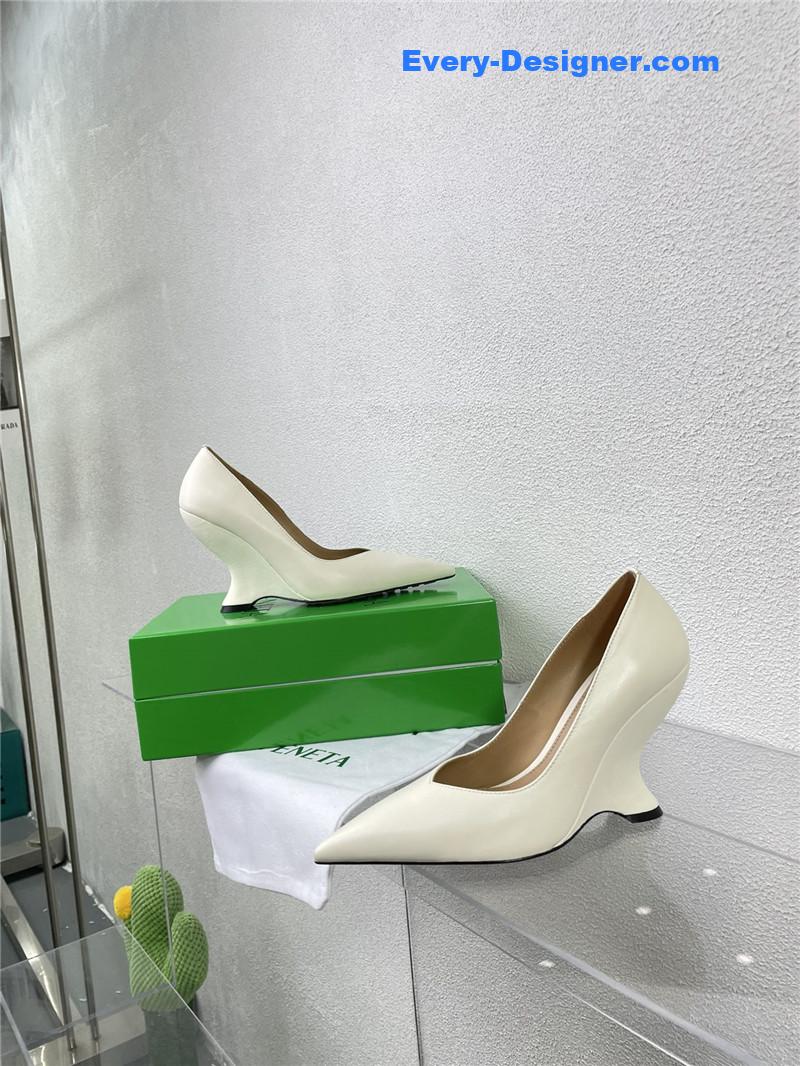 b0tt*ga Ven*ta puntas wedge pumps